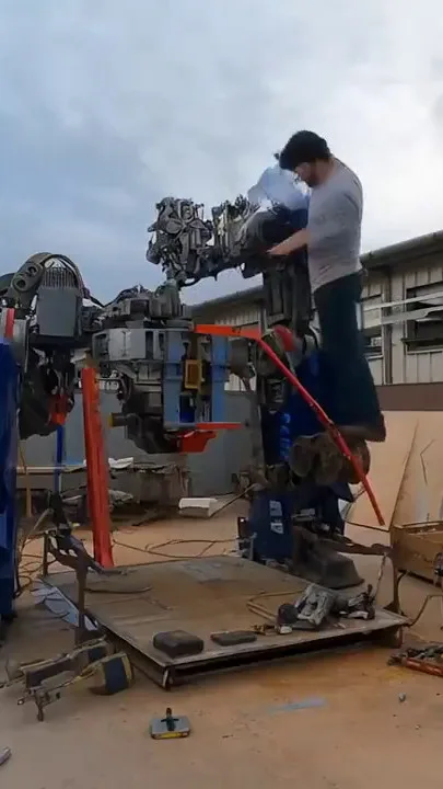 Timelapse of a Japanese man constructing a full-scale replica of Optimus Prime